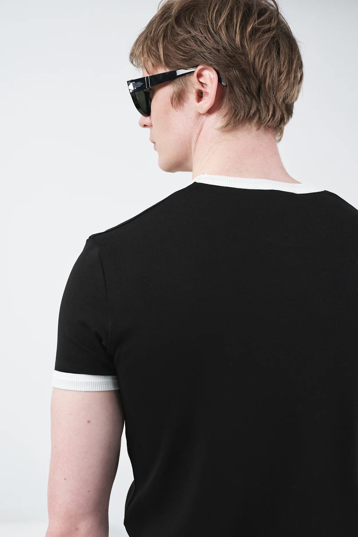 KONTRAST DETAYLI BİSİKLET YAKA SİYAH T-SHIRT