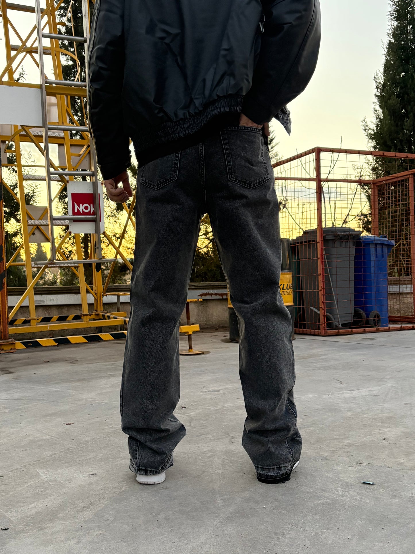 Siyah Yıkamalı Flared Fit Jeans