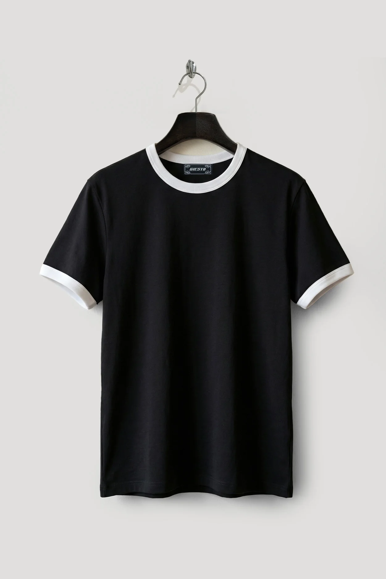 KONTRAST DETAYLI BİSİKLET YAKA SİYAH T-SHIRT