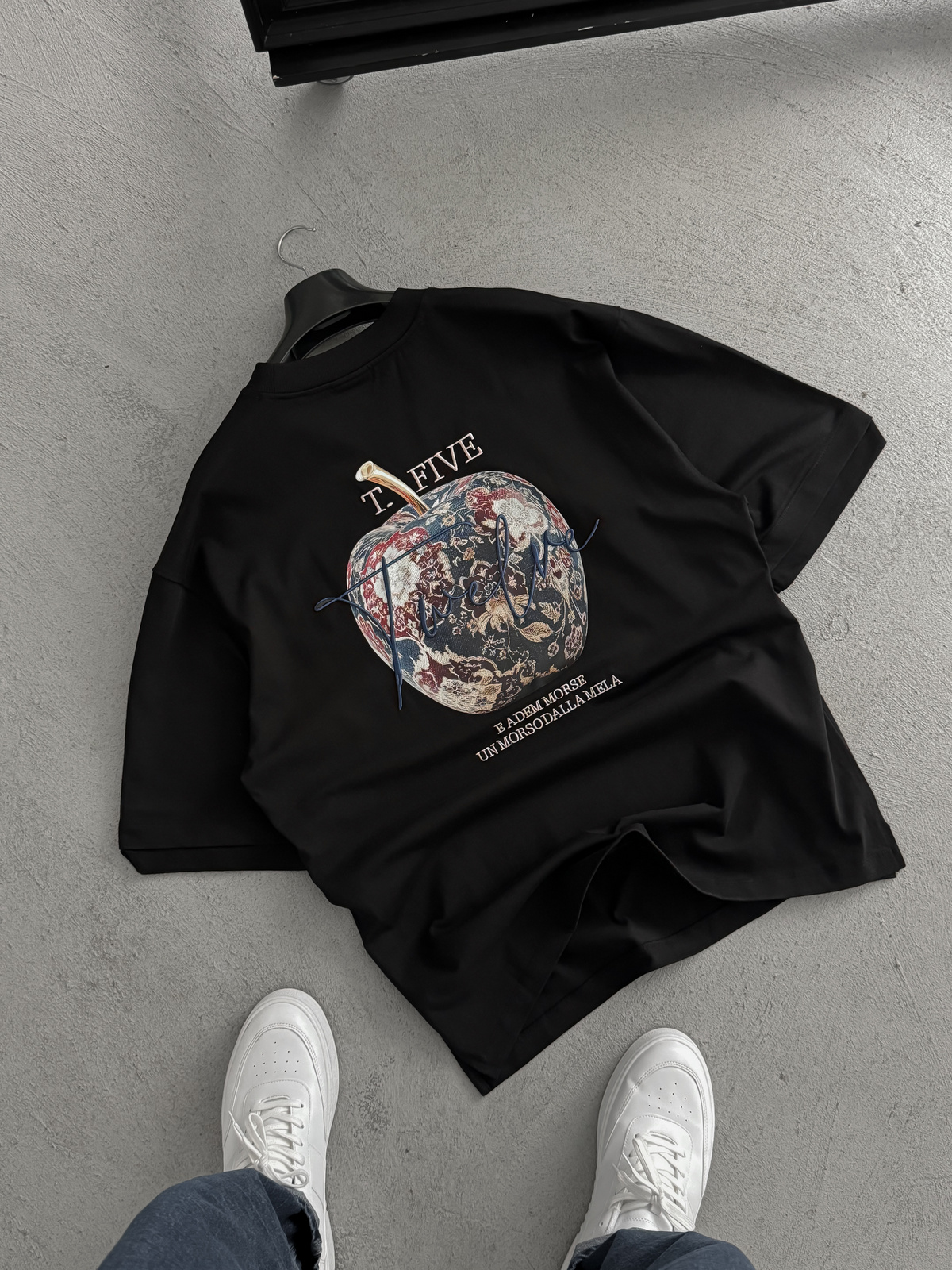 Siyah Elma Baskılı T-Shirt