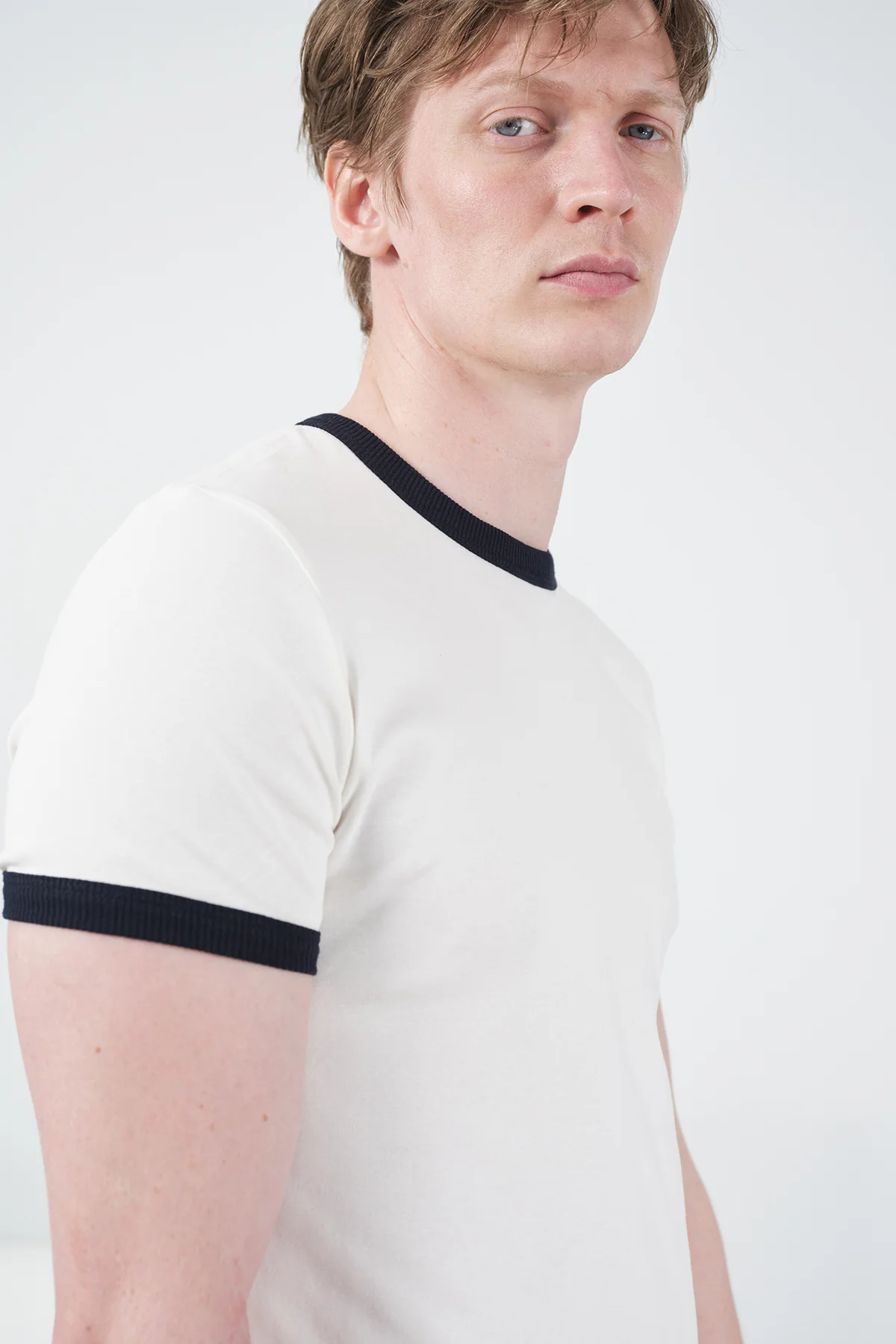 KONTRAST DETAYLI BİSİKLET YAKA EKRU T-SHIRT