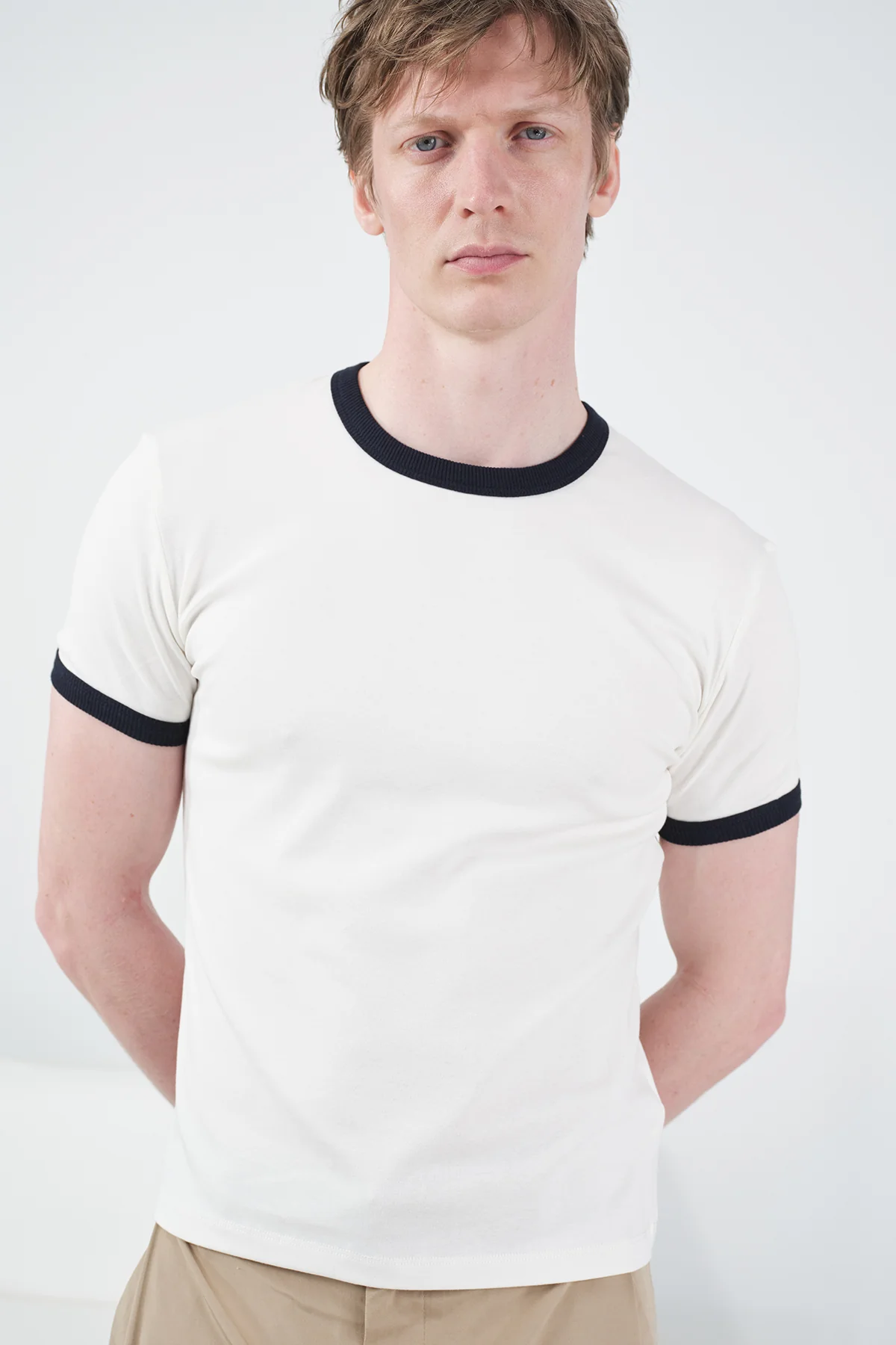 KONTRAST DETAYLI BİSİKLET YAKA EKRU T-SHIRT
